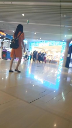 后开叉裙极品美少妇 截图12