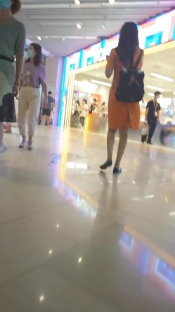 后开叉裙极品美少妇 截图15