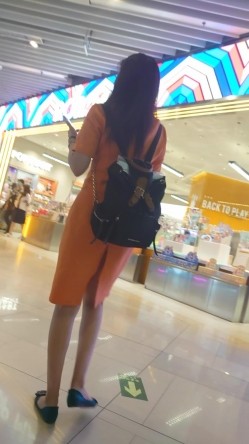 后开叉裙极品美少妇 截图16