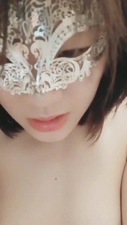短发妹子带面罩道具自慰秀 跳蛋震动完再用按摩器道具插呻吟娇喘 截图13