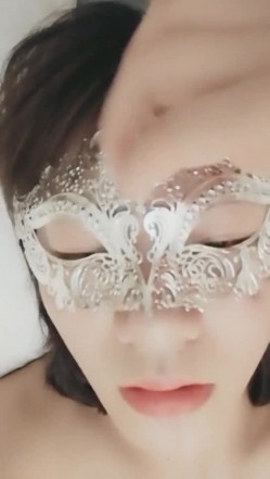 短发妹子带面罩道具自慰秀 跳蛋震动完再用按摩器道具插呻吟娇喘 截图15