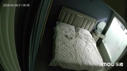 乐橙酒店偷拍高颜值鸭舌帽吊带时尚女是个爱撸鸡巴的骚货各种姿势熟练撸鸡巴把男友撸射好多次 截图3