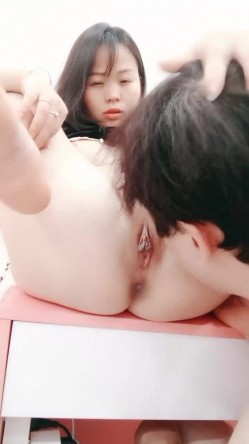 舔狗的日常操作，全程露脸小嘴伺候风骚的嫂子，精彩刺激无毛白虎蝴蝶逼，让小哥舔逼舔菊花高潮不断精彩刺激 截图10