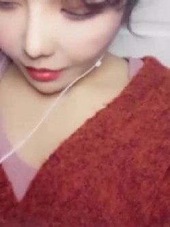【财子撩妹】冒充土豪撩妹视频8月礼包4 谨慎红衣妹子 虽然被骗 自慰表演都做了 就只露半张脸 截图1