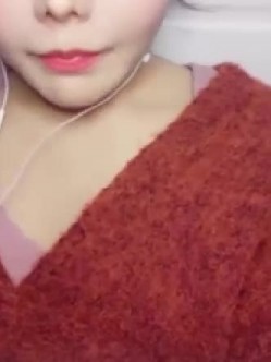 【财子撩妹】冒充土豪撩妹视频8月礼包4 谨慎红衣妹子 虽然被骗 自慰表演都做了 就只露半张脸 截图2