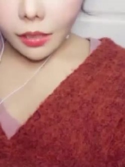 【财子撩妹】冒充土豪撩妹视频8月礼包4 谨慎红衣妹子 虽然被骗 自慰表演都做了 就只露半张脸 截图3