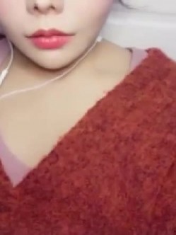 【财子撩妹】冒充土豪撩妹视频8月礼包4 谨慎红衣妹子 虽然被骗 自慰表演都做了 就只露半张脸 截图4