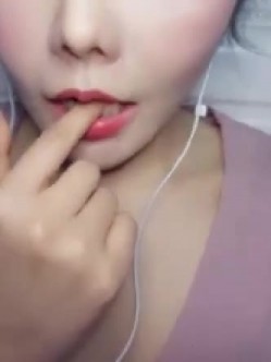 【财子撩妹】冒充土豪撩妹视频8月礼包4 谨慎红衣妹子 虽然被骗 自慰表演都做了 就只露半张脸 截图5