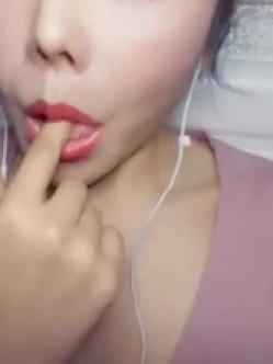 【财子撩妹】冒充土豪撩妹视频8月礼包4 谨慎红衣妹子 虽然被骗 自慰表演都做了 就只露半张脸 截图6