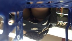 CD大师地铁超市贴身高清特写超多漂亮小姐姐的裙底春色亮点太多不穿内裤毛茸茸的鲍鱼T内情趣内 截图5