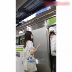 最新顶级重磅稀缺顶臀系列三人围猎把女神顶哭，28部高颜美女 截图2