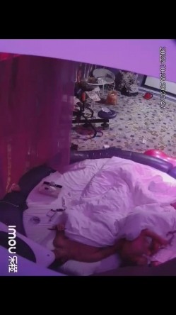 最新流出乐橙酒店情趣炮房大圆床摄像头偷拍合集 ️-性感黑丝女拍完写真被摄影操 截图4