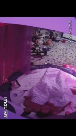 最新流出乐橙酒店情趣炮房大圆床摄像头偷拍合集 ️-性感黑丝女拍完写真被摄影操 截图7