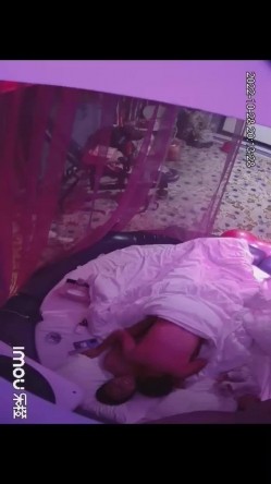 最新流出乐橙酒店情趣炮房大圆床摄像头偷拍合集 ️-性感黑丝女拍完写真被摄影操 截图11