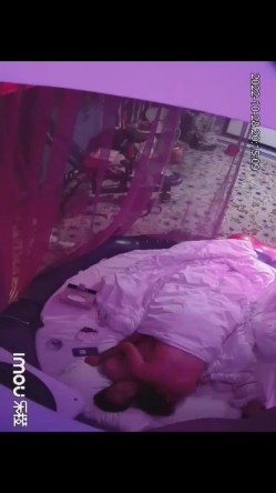 最新流出乐橙酒店情趣炮房大圆床摄像头偷拍合集 ️-性感黑丝女拍完写真被摄影操 截图12