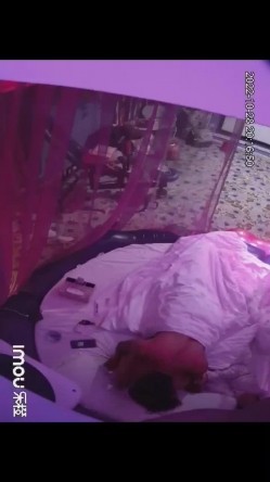最新流出乐橙酒店情趣炮房大圆床摄像头偷拍合集 ️-性感黑丝女拍完写真被摄影操 截图13