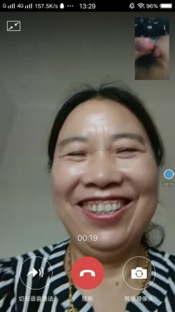 【贵在真实】光棍男自录附近人撩了一位很听话的熟女大妈视频聊天揉奶扒B他看着打飞机射完转给20元国语对白 截图1