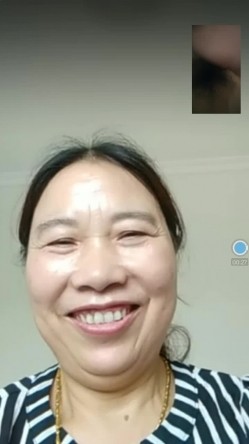【贵在真实】光棍男自录附近人撩了一位很听话的熟女大妈视频聊天揉奶扒B他看着打飞机射完转给20元国语对白 截图2