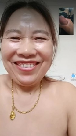 【贵在真实】光棍男自录附近人撩了一位很听话的熟女大妈视频聊天揉奶扒B他看着打飞机射完转给20元国语对白 截图15