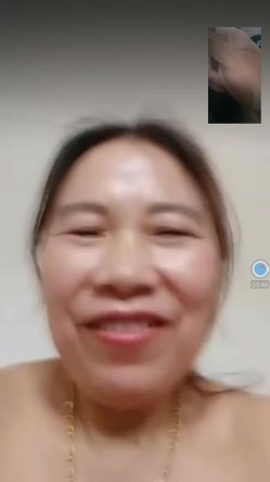 【贵在真实】光棍男自录附近人撩了一位很听话的熟女大妈视频聊天揉奶扒B他看着打飞机射完转给20元国语对白 截图16