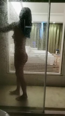 酒店约个高挑的美少妇，情趣内衣骑在男人身上，精湛口技，无套内射 截图2