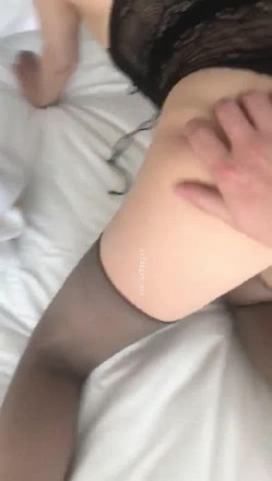 对话粗口淫荡，鬼哭神嚎尖叫不停，很能叫的淫荡母狗肥臀眼镜御姐YH2168私拍，绿帽癖男友找坚挺变态男3P爆肏 截图13