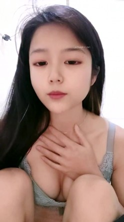 新晋清纯校花学妹~【罗曼蒂】开裆丝袜，真空包臀，道具抽插！小美女嘟嘟嘴，貌美如花收获粉丝众多 截图2