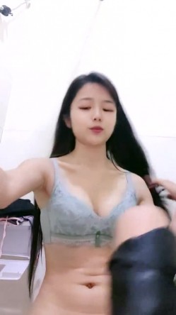 新晋清纯校花学妹~【罗曼蒂】开裆丝袜，真空包臀，道具抽插！小美女嘟嘟嘴，貌美如花收获粉丝众多 截图10