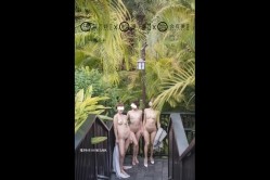 超人气推特三大露出女神 理万姬×懂小姐×会有妻  温泉景区全裸真空露出，性感比基尼展示粉鲍29P1V 截图7