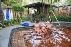 超人气推特三大露出女神 理万姬×懂小姐×会有妻  温泉景区全裸真空露出，性感比基尼展示粉鲍29P1V 截图11