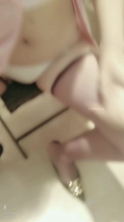 “鸡巴好硬~我要来高潮了”对话超淫荡，顶级骚母狗大奶妖媚【雪儿】群福利，户外车震3P淫声浪语骚得离谱 截图4