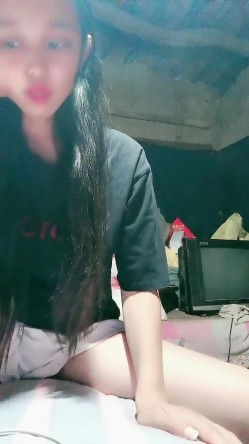 贫困家庭~母女被迫下海，【皮歪歪】，破旧的房子一起互动，反差感极强，爱心扶贫大哥们礼物不停 截图1