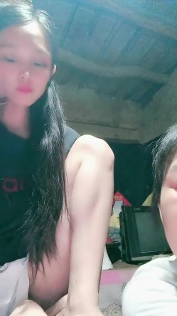 贫困家庭~母女被迫下海，【皮歪歪】，破旧的房子一起互动，反差感极强，爱心扶贫大哥们礼物不停 截图2