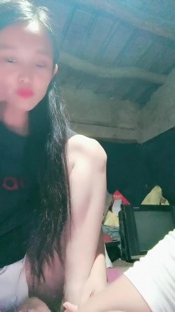 贫困家庭~母女被迫下海，【皮歪歪】，破旧的房子一起互动，反差感极强，爱心扶贫大哥们礼物不停 截图3