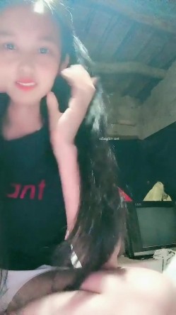 贫困家庭~母女被迫下海，【皮歪歪】，破旧的房子一起互动，反差感极强，爱心扶贫大哥们礼物不停 截图5