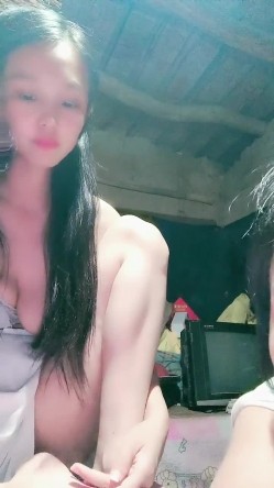 贫困家庭~母女被迫下海，【皮歪歪】，破旧的房子一起互动，反差感极强，爱心扶贫大哥们礼物不停 截图9