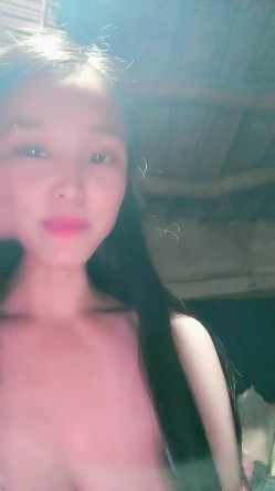 贫困家庭~母女被迫下海，【皮歪歪】，破旧的房子一起互动，反差感极强，爱心扶贫大哥们礼物不停 截图10
