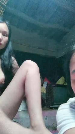 贫困家庭~母女被迫下海，【皮歪歪】，破旧的房子一起互动，反差感极强，爱心扶贫大哥们礼物不停 截图11