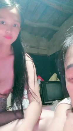 贫困家庭~母女被迫下海，【皮歪歪】，破旧的房子一起互动，反差感极强，爱心扶贫大哥们礼物不停 截图13