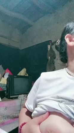 贫困家庭~母女被迫下海，【皮歪歪】，破旧的房子一起互动，反差感极强，爱心扶贫大哥们礼物不停 截图14