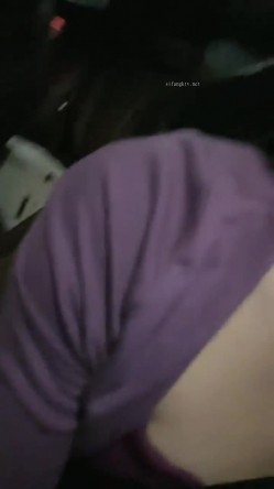 这么冷的天儿，依然要出去，真是牛逼~【狐九儿】，户外车震~车外按在车头~无套内射，干完尿在大街上，真刺激 截图4