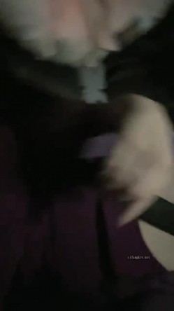 这么冷的天儿，依然要出去，真是牛逼~【狐九儿】，户外车震~车外按在车头~无套内射，干完尿在大街上，真刺激 截图6
