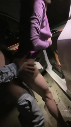 这么冷的天儿，依然要出去，真是牛逼~【狐九儿】，户外车震~车外按在车头~无套内射，干完尿在大街上，真刺激 截图8