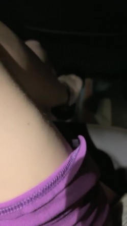 这么冷的天儿，依然要出去，真是牛逼~【狐九儿】，户外车震~车外按在车头~无套内射，干完尿在大街上，真刺激 截图16