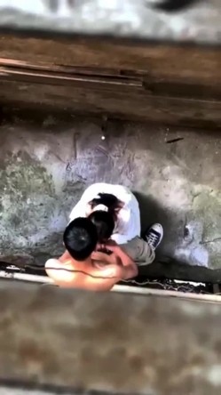 【网曝门事件】最近火遍全网的『大学情侣光天化日下楼道巷子啪啪扰民』旁若无人 叫声在楼上都能听到 截图3