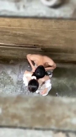 【网曝门事件】最近火遍全网的『大学情侣光天化日下楼道巷子啪啪扰民』旁若无人 叫声在楼上都能听到 截图14