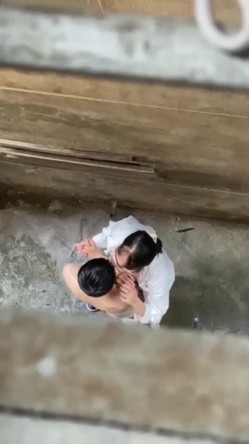 【网曝门事件】最近火遍全网的『大学情侣光天化日下楼道巷子啪啪扰民』旁若无人 叫声在楼上都能听到 截图16