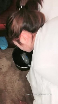 酒吧捡尸 国产灌醉啪啪 【迷人的小姐姐】带回酒店正脱衣服 突然要吐 洗干净扒光舔穴 无套内射 真刺激 截图5