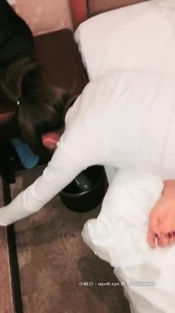 酒吧捡尸 国产灌醉啪啪 【迷人的小姐姐】带回酒店正脱衣服 突然要吐 洗干净扒光舔穴 无套内射 真刺激 截图6