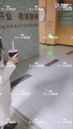 【超顶 ️绿帽大神】91小懒猫 调教母狗校花女友甄选 露出自慰取外卖惊呆小哥 共享极品娇媚女友 越漂亮越反差会玩 截图10